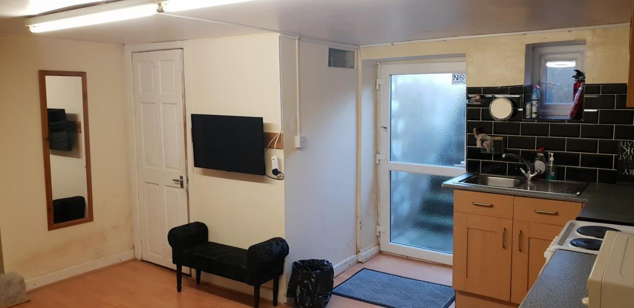 Private Basement Studio Flat With Modern Features Apartment Huddersfield Exterior foto