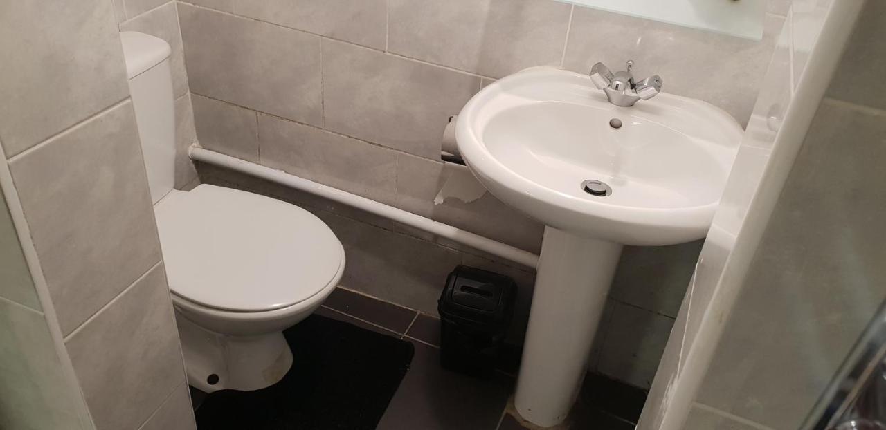 Private Basement Studio Flat With Modern Features Apartment Huddersfield Exterior foto