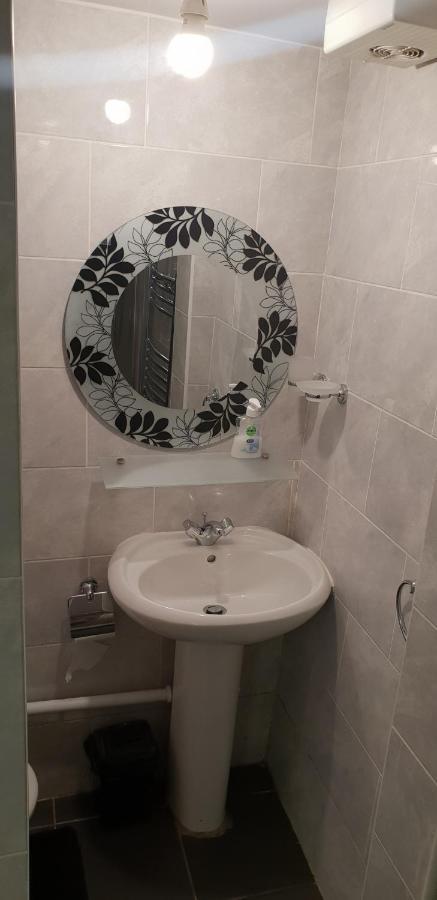 Private Basement Studio Flat With Modern Features Apartment Huddersfield Exterior foto