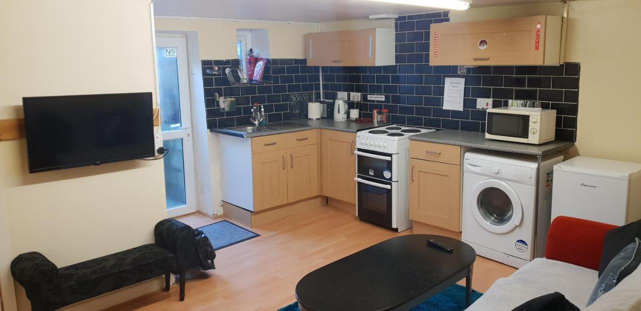 Private Basement Studio Flat With Modern Features Apartment Huddersfield Exterior foto